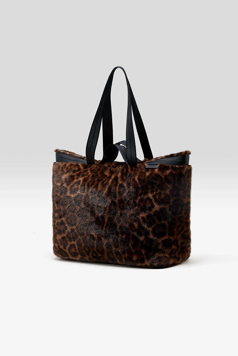 Duża torba typu tote Jommie Leopard marki Bellerose ze sztucznego futra w panterkę. Wyposażona w długie uchwyty z taśmy oraz krótsze- do noszenia w dłoni. Wnętrze wykonane jest z bawełnianego diagonalu z kieszenią na suwak i zapięciem na zatrzask. 