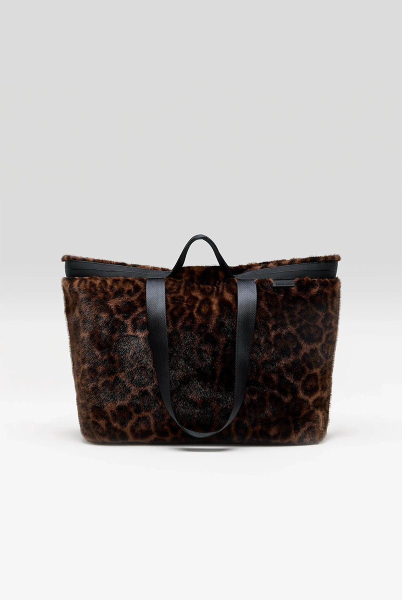 Duża torba typu tote Jommie Leopard marki Bellerose ze sztucznego futra w panterkę. Wyposażona w długie uchwyty z taśmy oraz krótsze- do noszenia w dłoni. Wnętrze wykonane jest z bawełnianego diagonalu z kieszenią na suwak i zapięciem na zatrzask. 