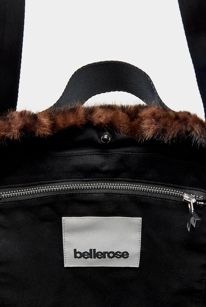 Duża torba typu tote Jommie Leopard marki Bellerose ze sztucznego futra w panterkę. Wyposażona w długie uchwyty z taśmy oraz krótsze- do noszenia w dłoni. Wnętrze wykonane jest z bawełnianego diagonalu z kieszenią na suwak i zapięciem na zatrzask. 