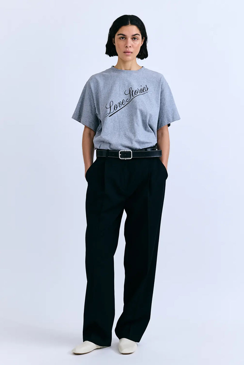 Luźny t-shirt o prostym kroju Josie Love Stories z dużym, kontrastowym napisem. Koszulka ma prosty krój i okrągły dekolt. Wykonana z miękkiej bawełny.
-Zamów t-shirt w swoim normalnym rozmiarze