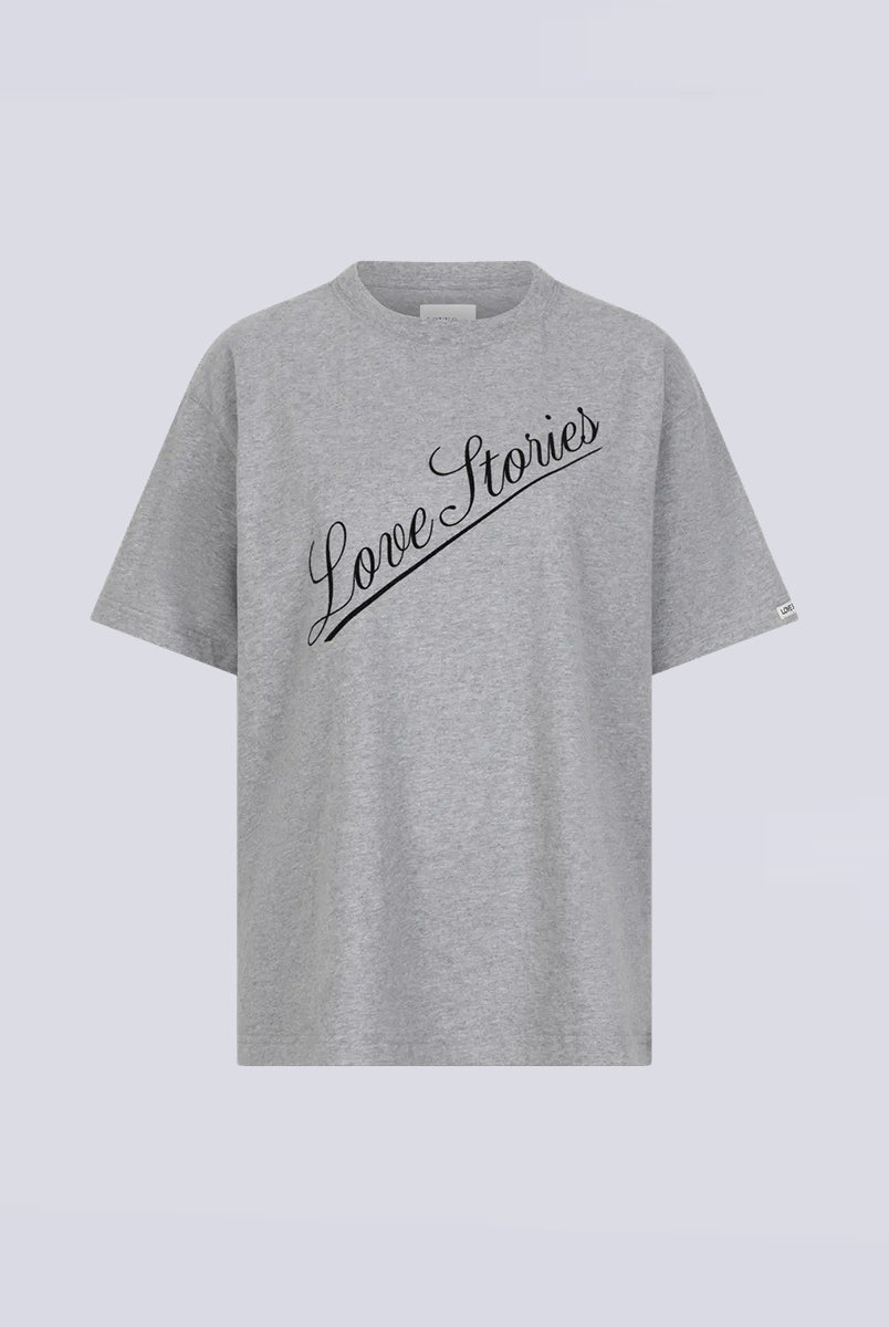 Luźny t-shirt o prostym kroju Josie Love Stories z dużym, kontrastowym napisem. Koszulka ma prosty krój i okrągły dekolt. Wykonana z miękkiej bawełny.
-Zamów t-shirt w swoim normalnym rozmiarze