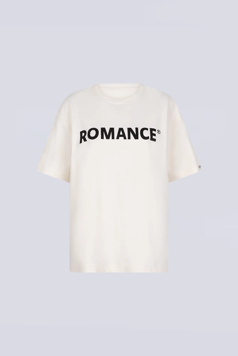 Luźny t-shirt o prostym kroju Josie Love Stories z nadrukiem i kontrastowym napisem. Koszulka ma prosty krój i okrągły dekolt. Wykonana z miękkiej bawełny.
-Zamów t-shirt w swoim normalnym rozmiarze
