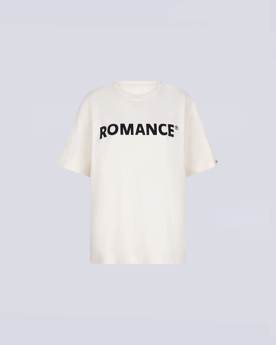 Luźny t-shirt o prostym kroju Josie Love Stories z nadrukiem i kontrastowym napisem. Koszulka ma prosty krój i okrągły dekolt. Wykonana z miękkiej bawełny.
-Zamów t-shirt w swoim normalnym rozmiarze