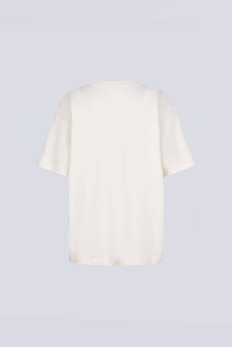 Luźny t-shirt o prostym kroju Josie Love Stories z nadrukiem i kontrastowym napisem. Koszulka ma prosty krój i okrągły dekolt. Wykonana z miękkiej bawełny.
-Zamów t-shirt w swoim normalnym rozmiarze