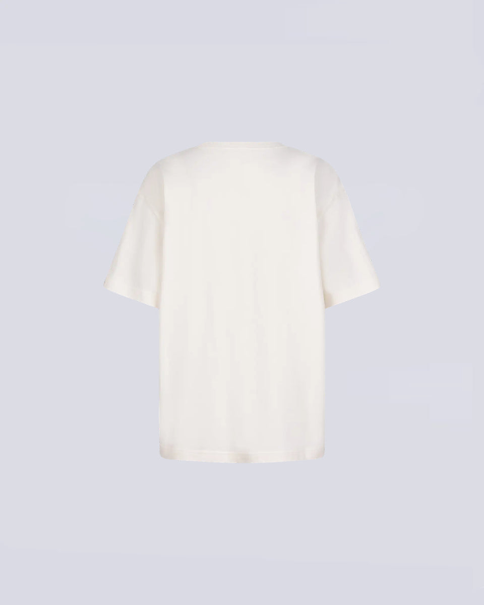 Luźny t-shirt o prostym kroju Josie Love Stories z nadrukiem i kontrastowym napisem. Koszulka ma prosty krój i okrągły dekolt. Wykonana z miękkiej bawełny.
-Zamów t-shirt w swoim normalnym rozmiarze