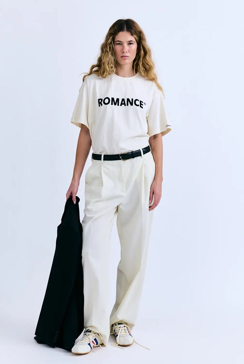 Luźny t-shirt o prostym kroju Josie Love Stories z nadrukiem i kontrastowym napisem. Koszulka ma prosty krój i okrągły dekolt. Wykonana z miękkiej bawełny.
-Zamów t-shirt w swoim normalnym rozmiarze
