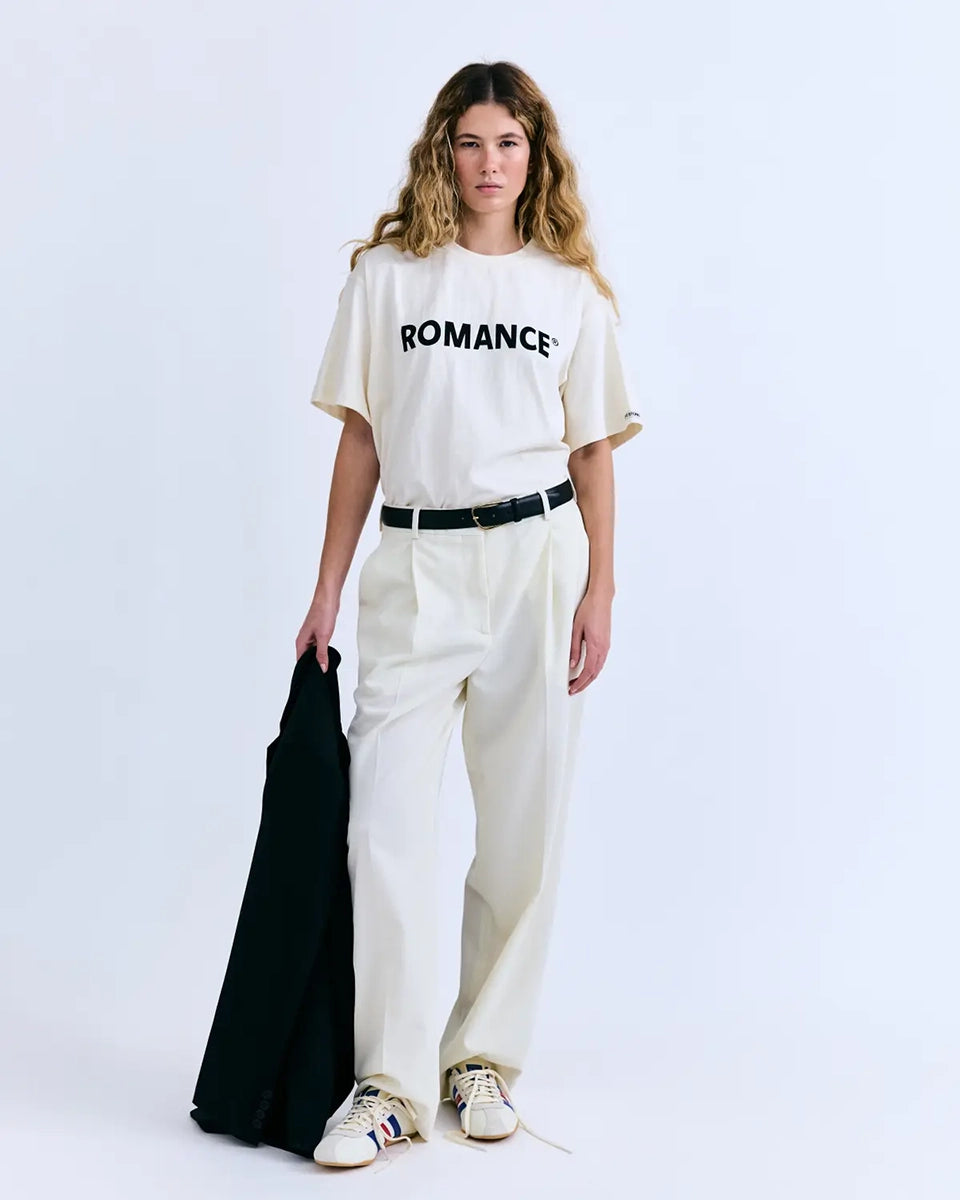Luźny t-shirt o prostym kroju Josie Love Stories z nadrukiem i kontrastowym napisem. Koszulka ma prosty krój i okrągły dekolt. Wykonana z miękkiej bawełny.
-Zamów t-shirt w swoim normalnym rozmiarze