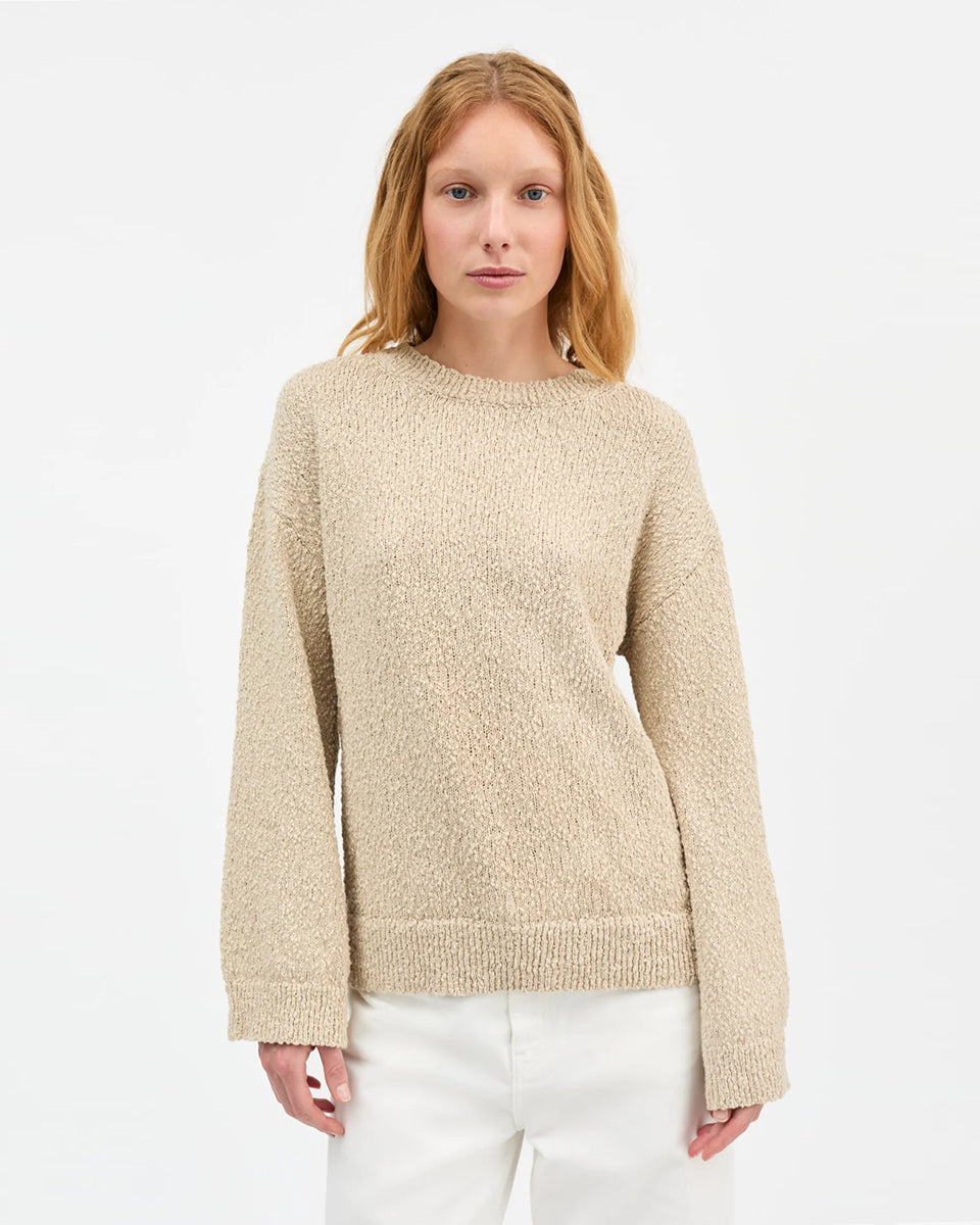 Lekko oversizowy, dzianinowy sweter Knightley Light Sand SKALL z okrągłym dekoltem i obniżonymi ramionami. Posiada ściągacz przy kołnierzu, makietach i u dołu. Wykonany ze strukturalnej bawełny organicznej. Idealnie sprawdzi się do ulubionych jeansów na codzień.
-Lekko oversize
-100% bawełna organiczna
-Zamów sweter w swoim standardowym rozmiarze