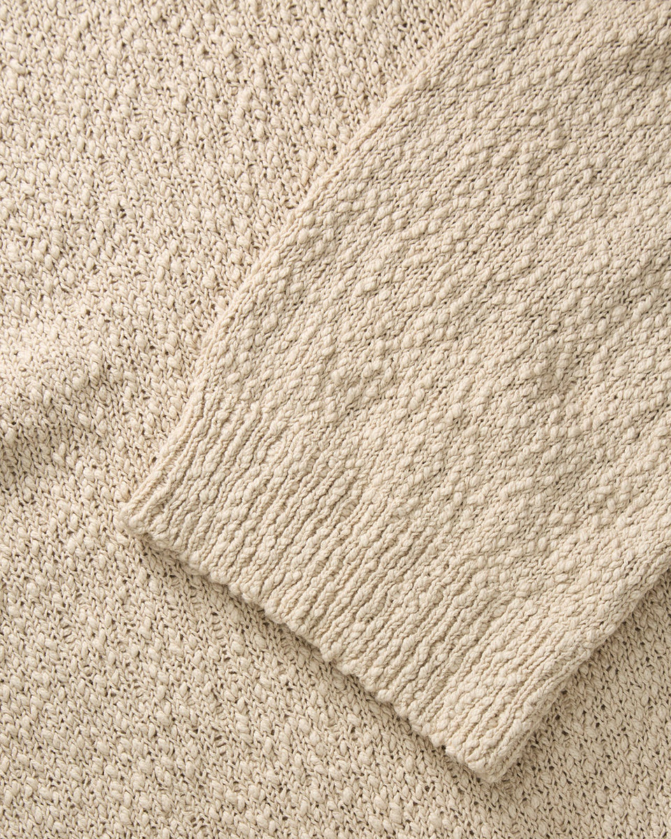 Lekko oversizowy, dzianinowy sweter Knightley Light Sand SKALL z okrągłym dekoltem i obniżonymi ramionami. Posiada ściągacz przy kołnierzu, makietach i u dołu. Wykonany ze strukturalnej bawełny organicznej. Idealnie sprawdzi się do ulubionych jeansów na codzień.
-Lekko oversize
-100% bawełna organiczna
-Zamów sweter w swoim standardowym rozmiarze