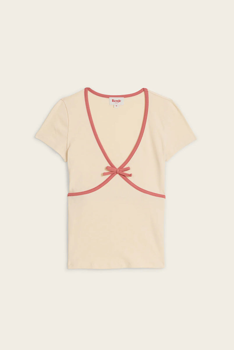 Dopasowany, uroczy t-shirt Karene Ecru z krótkim rękawem i dekoltem w serek z kontrastową lamówką wykończoną kokardką. Wykonana z bawełny organicznej. Idealny do spodni z wysokim stanem.
-Przylegający fason
-Bawełna organiczna
-Zamów bluzkę w swoim normalnym rozmiarze. Jeśli wypadasz między rozmiarami - zamów większy