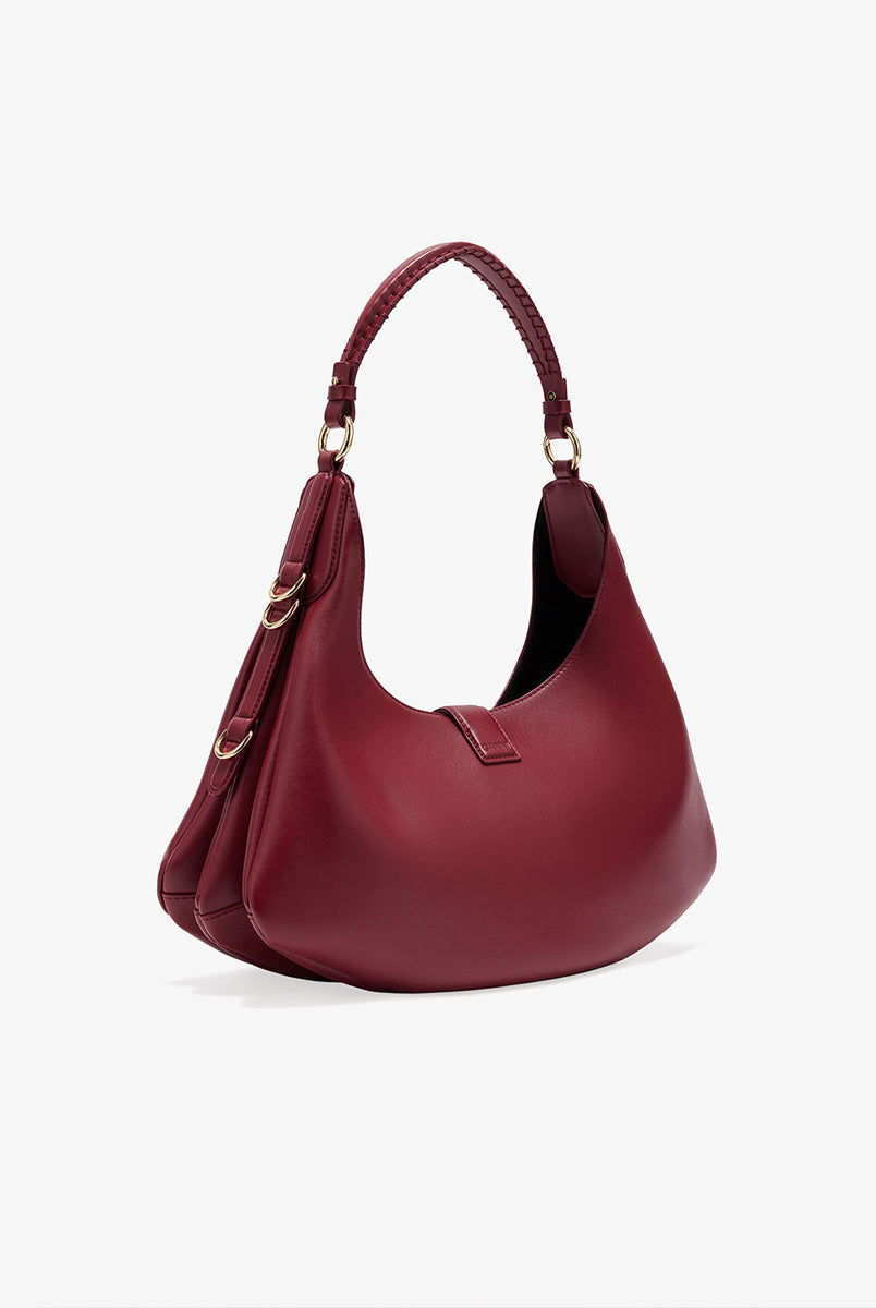 Ponadczasowa, czerwona torebka Kat Small 7077 GANNI Red Dahlia w stylu souffle o zaokrąglonym kształcie, z paskiem na ramię i detalami w kształcie D-ringów z boku. Posiada zapięcie z przodu, z charakterystycznym złotym detalem GANNI Butterfly. Ma jedną, główną kieszeń otwartą. Wykonana z opatentowanego przez markę, ekologicznego materiału bedącego połączeniem skóry z recyclingu oraz syntetycznych włókien. Uniwersalny rozmiar torebki sprawia, że będzie idealna zarówno na codzień, jak i na eleganckie okazje.&