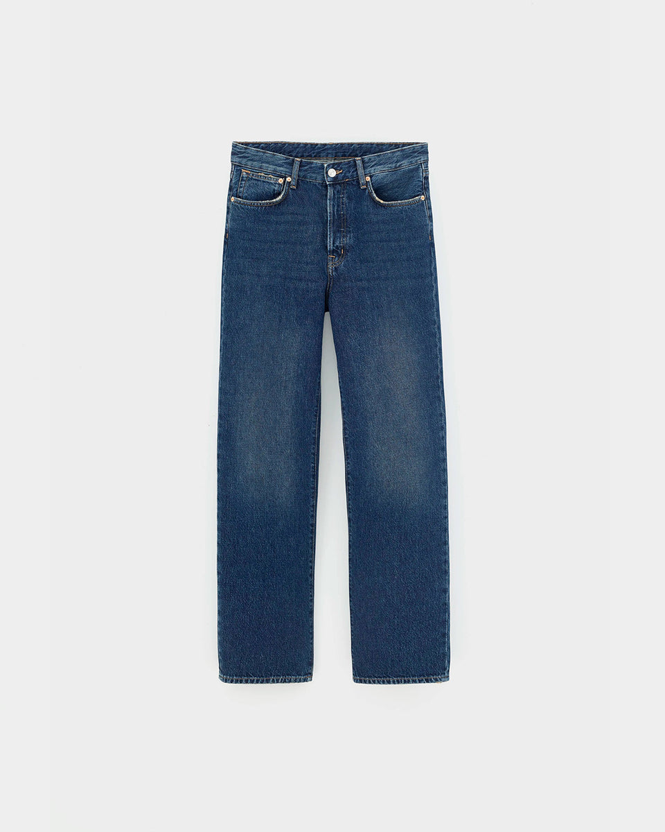 Jeansy o luźnym kroju 35/Katy Vintage dk Blue marki Bellerose z prostymi nogawkami i średnim stanem. Model o wydłużonej długości, wykonany z ciemnoniebieskiego dżinsu w stylu vintage. Bez dodatku streczu. Zapinane na zamek błyskawiczny.
-Luźny krój zapewniający swobodne dopasowanie
-Proste nogawki i średni stan
-Ciemnoniebieski jeans w stylu vintage