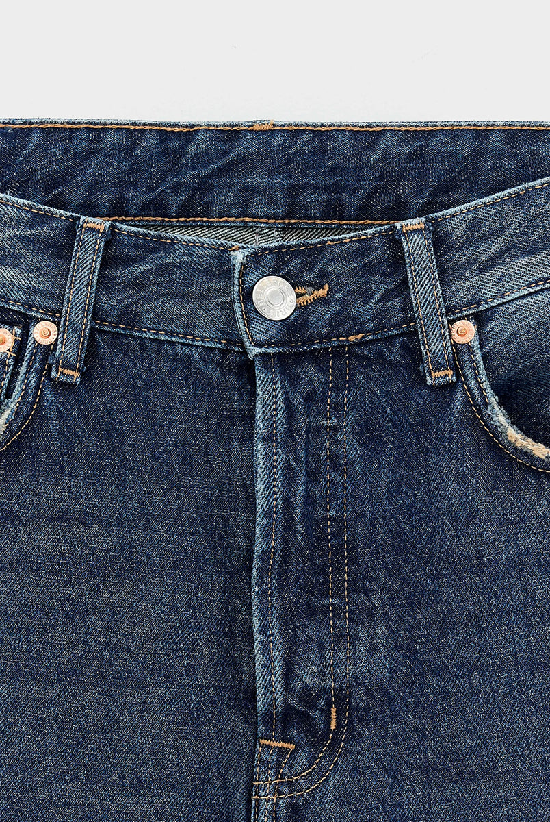 Jeansy o luźnym kroju 35/Katy Vintage dk Blue marki Bellerose z prostymi nogawkami i średnim stanem. Model o wydłużonej długości, wykonany z ciemnoniebieskiego dżinsu w stylu vintage. Bez dodatku streczu. Zapinane na zamek błyskawiczny.
-Luźny krój zapewniający swobodne dopasowanie
-Proste nogawki i średni stan
-Ciemnoniebieski jeans w stylu vintage