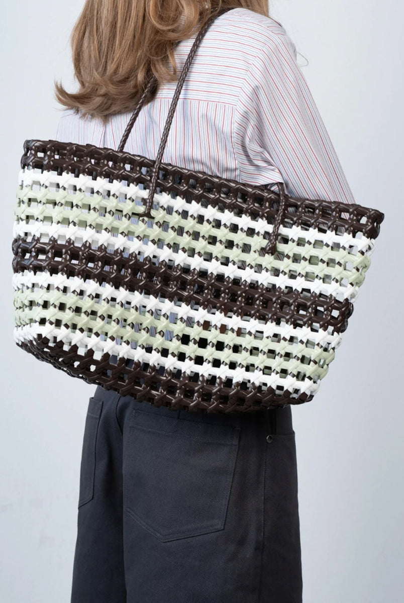 Torba Kaya Woven Tote Big SUI AVA o plecionej fakturze i klasycznym, stonowanym wyglądzie. Zaprojektowana zarówno do noszenia na codzień, jak i na specjalne okazje. 