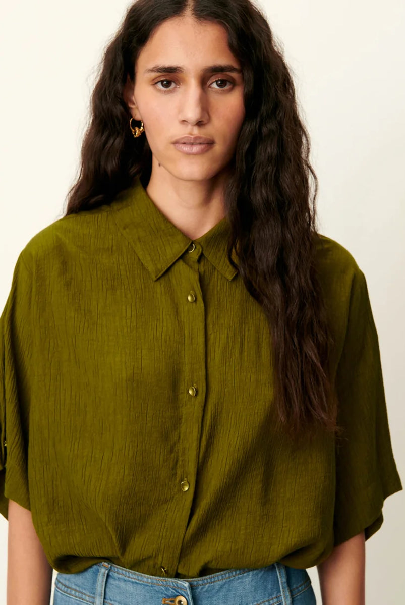 Luźna, krótka koszula Kayla Agave Green marki Sessun z klasycznym kołnierzykiem i krótkim rękawem z biżuteryjnymi guzikami przy mankietach. Zapinana z przodu na ozdobne guziki. Na plecach posiada płaskie zakładki, które dodają lekkości. Wykonana z mieszanki z wiskozą. To idealna propozycja na cieplejsze dni.
-Luźny, krótki fason
-Ozdobne guziki
-Zamów koszulę w swoim standardowym rozmiarze