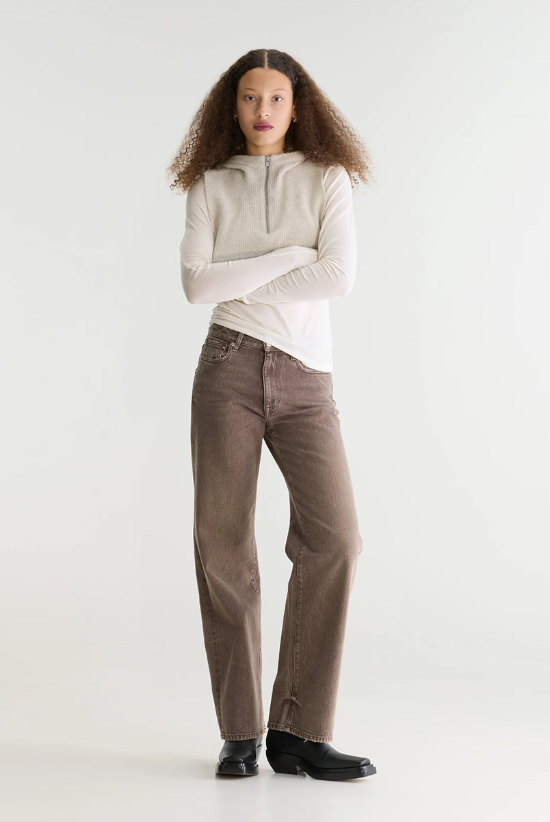 Jeansy o kroju slim fit 43/Kia Used Brown marki Bellerose z prostymi nogawkami i średnim stanem. Wykonane z elastycznego dżinsu o efekcie lekkiego zużycia, co zapewnia wygodę i elastyczne dopasowanie do sylwetki. Zapinane na zamek błyskawiczny.
-Krój slim fit: lekko zwężane i dopasowane w biodrach, lecz nieobcisłe
-Średni stan
-Elastyczny dżins
-Zamów jeansy w swoim standardowym rozmiarze