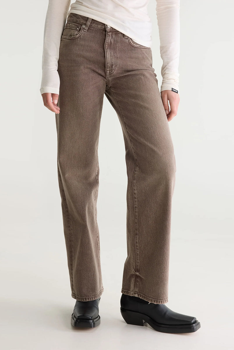 Jeansy o kroju slim fit 43/Kia Used Brown marki Bellerose z prostymi nogawkami i średnim stanem. Wykonane z elastycznego dżinsu o efekcie lekkiego zużycia, co zapewnia wygodę i elastyczne dopasowanie do sylwetki. Zapinane na zamek błyskawiczny.
-Krój slim fit: lekko zwężane i dopasowane w biodrach, lecz nieobcisłe
-Średni stan
-Elastyczny dżins
-Zamów jeansy w swoim standardowym rozmiarze