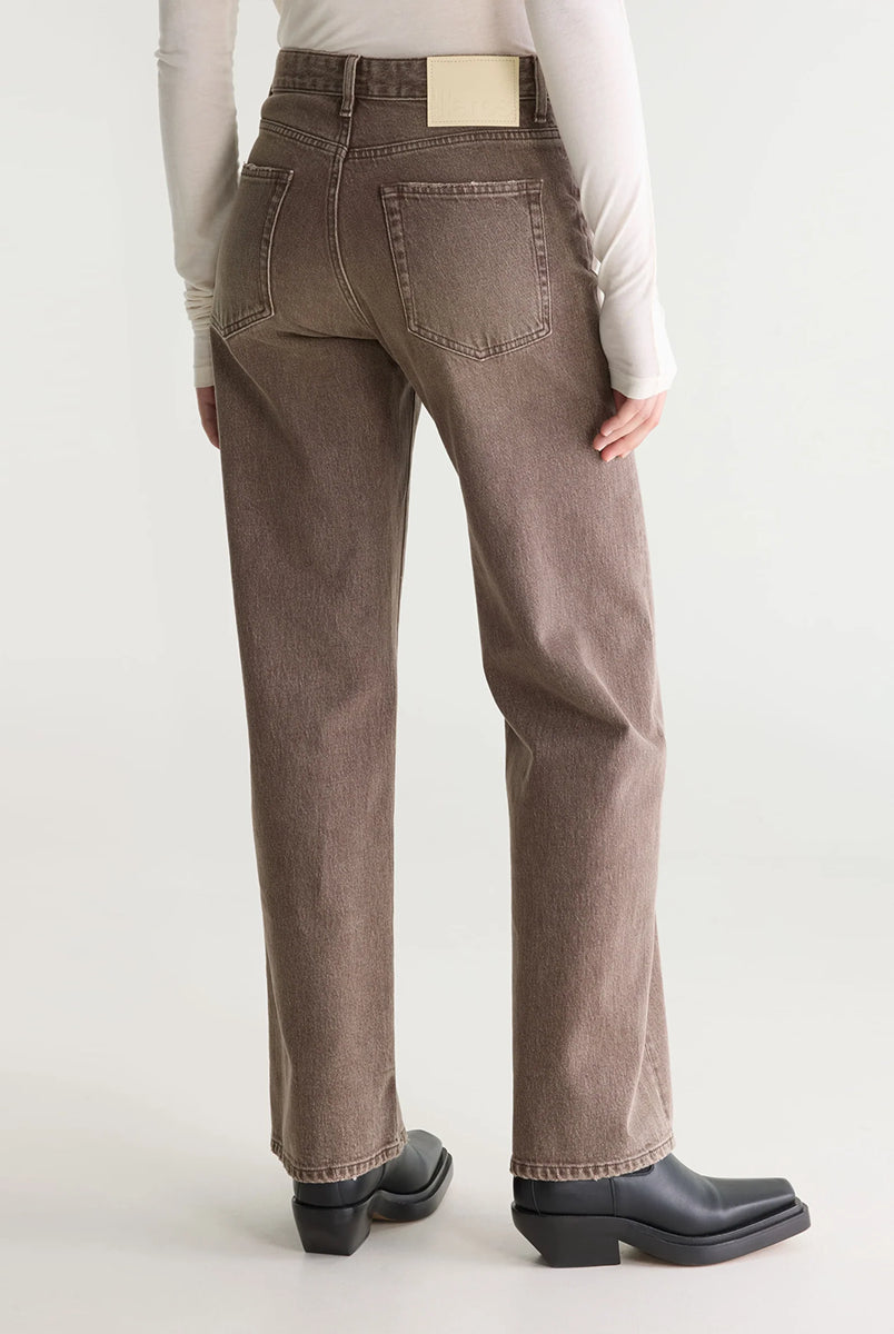 Jeansy o kroju slim fit 43/Kia Used Brown marki Bellerose z prostymi nogawkami i średnim stanem. Wykonane z elastycznego dżinsu o efekcie lekkiego zużycia, co zapewnia wygodę i elastyczne dopasowanie do sylwetki. Zapinane na zamek błyskawiczny.
-Krój slim fit: lekko zwężane i dopasowane w biodrach, lecz nieobcisłe
-Średni stan
-Elastyczny dżins
-Zamów jeansy w swoim standardowym rozmiarze