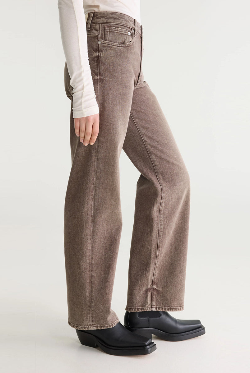 Jeansy o kroju slim fit 43/Kia Used Brown marki Bellerose z prostymi nogawkami i średnim stanem. Wykonane z elastycznego dżinsu o efekcie lekkiego zużycia, co zapewnia wygodę i elastyczne dopasowanie do sylwetki. Zapinane na zamek błyskawiczny.
-Krój slim fit: lekko zwężane i dopasowane w biodrach, lecz nieobcisłe
-Średni stan
-Elastyczny dżins
-Zamów jeansy w swoim standardowym rozmiarze