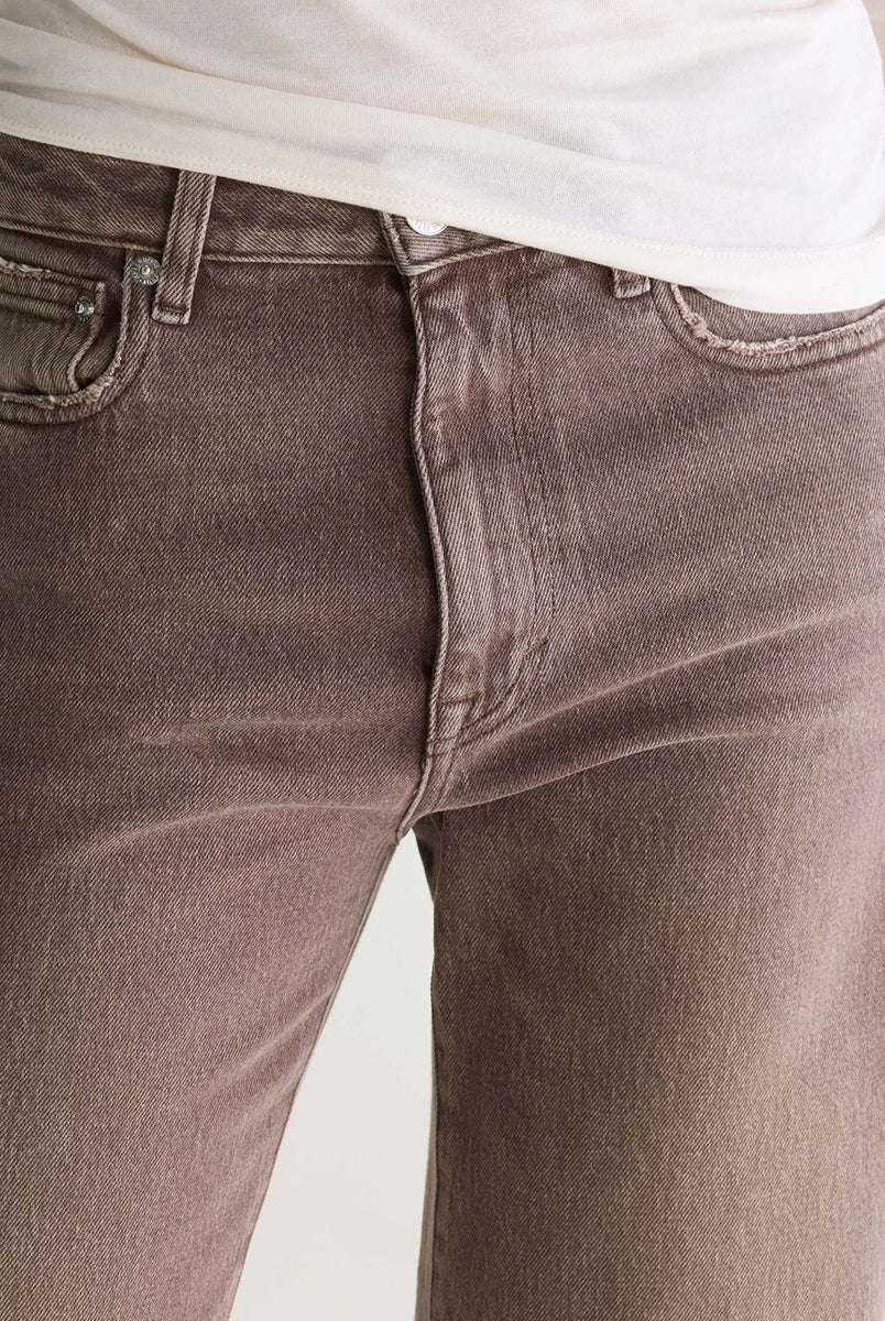 Jeansy o kroju slim fit 43/Kia Used Brown marki Bellerose z prostymi nogawkami i średnim stanem. Wykonane z elastycznego dżinsu o efekcie lekkiego zużycia, co zapewnia wygodę i elastyczne dopasowanie do sylwetki. Zapinane na zamek błyskawiczny.
-Krój slim fit: lekko zwężane i dopasowane w biodrach, lecz nieobcisłe
-Średni stan
-Elastyczny dżins
-Zamów jeansy w swoim standardowym rozmiarze