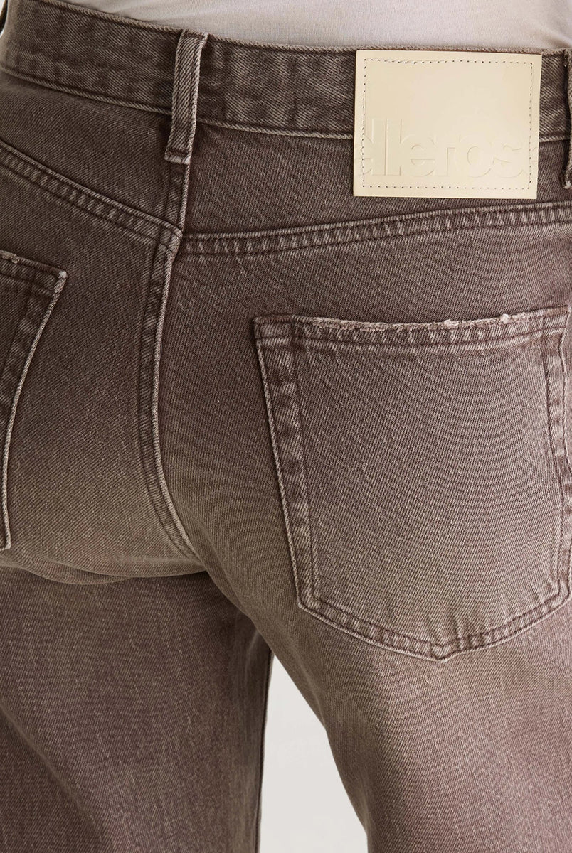 Jeansy o kroju slim fit 43/Kia Used Brown marki Bellerose z prostymi nogawkami i średnim stanem. Wykonane z elastycznego dżinsu o efekcie lekkiego zużycia, co zapewnia wygodę i elastyczne dopasowanie do sylwetki. Zapinane na zamek błyskawiczny.
-Krój slim fit: lekko zwężane i dopasowane w biodrach, lecz nieobcisłe
-Średni stan
-Elastyczny dżins
-Zamów jeansy w swoim standardowym rozmiarze