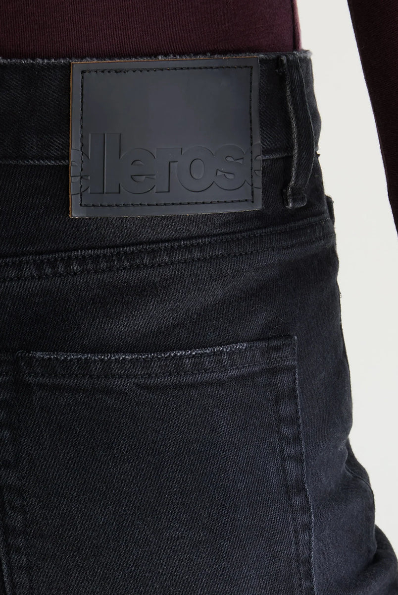 Jeansy o kroju slim fit 43/Kia Used Black marki Bellerose z prostymi nogawkami i średnim stanem. Wykonane z elastycznego dżinsu o efekcie lekkiego zużycia, co zapewnia wygodę i elastyczne dopasowanie do sylwetki. Zapinane na zamek błyskawiczny.
-Krój slim fit: lekko zwężane i dopasowane w biodrach, lecz nieobcisłe
-Średni stan
-Elastyczny dżins
-Zamów jeansy w swoim standardowym rozmiarze