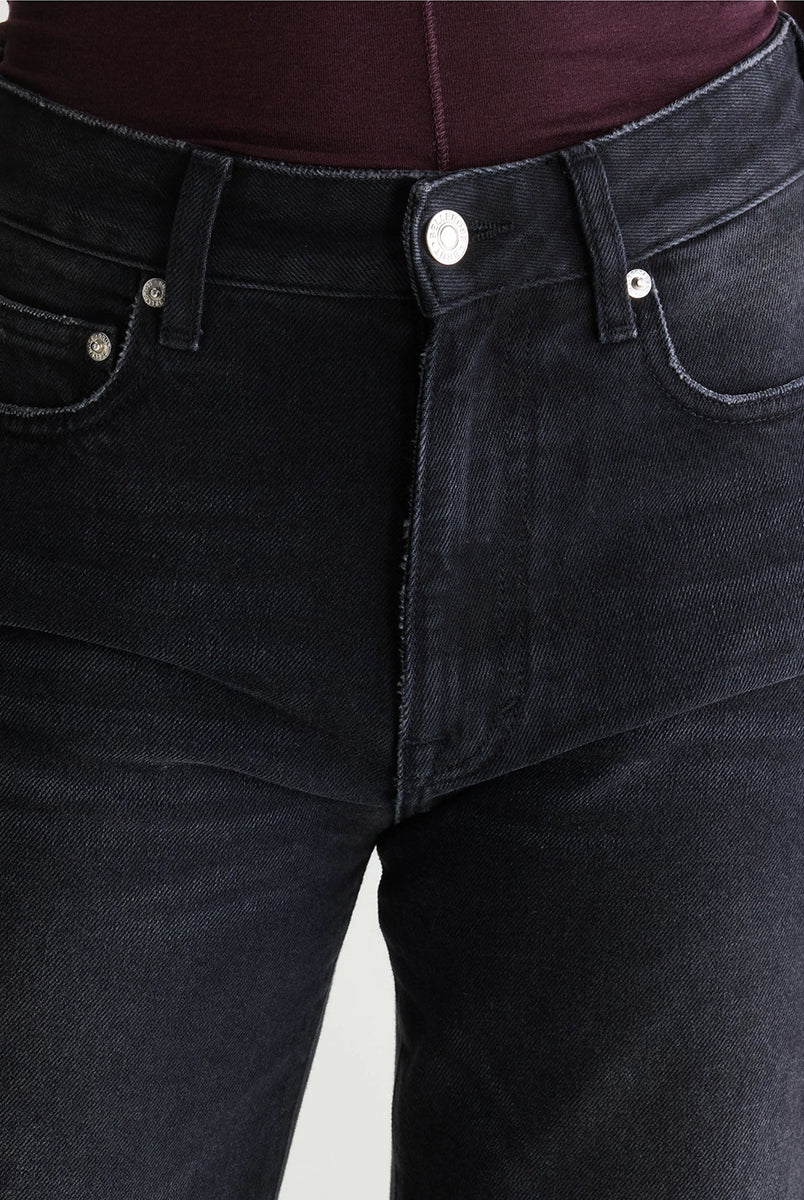 Jeansy o kroju slim fit 43/Kia Used Black marki Bellerose z prostymi nogawkami i średnim stanem. Wykonane z elastycznego dżinsu o efekcie lekkiego zużycia, co zapewnia wygodę i elastyczne dopasowanie do sylwetki. Zapinane na zamek błyskawiczny.
-Krój slim fit: lekko zwężane i dopasowane w biodrach, lecz nieobcisłe
-Średni stan
-Elastyczny dżins
-Zamów jeansy w swoim standardowym rozmiarze