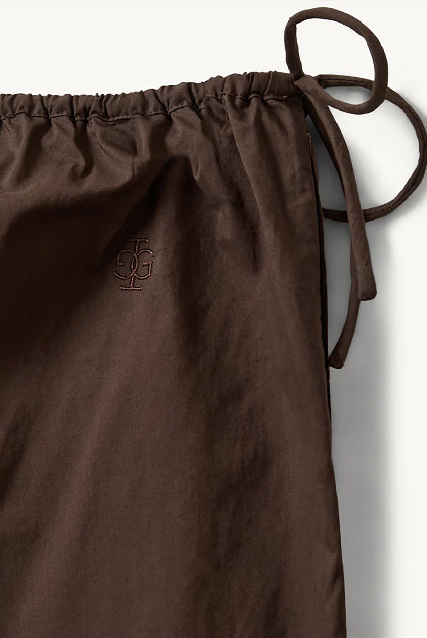 Luźne, proste, brązowe spodnie Kirsten Chocolate marki The Garment z szerokimi nogawkami i elastycznym pasem z regulacją na troczki po bokach. Nogawki wykończone są falistym brzegiem oraz delikatnym, ażurowym haftem tuż nad krawędzią. Wykonane z bawełny organicznej.
-Luźny, szeroki fason
-Elastyczny pas
-Faliste wykończenie
-Zamów spodnie w swoim standardowym rozmiarze