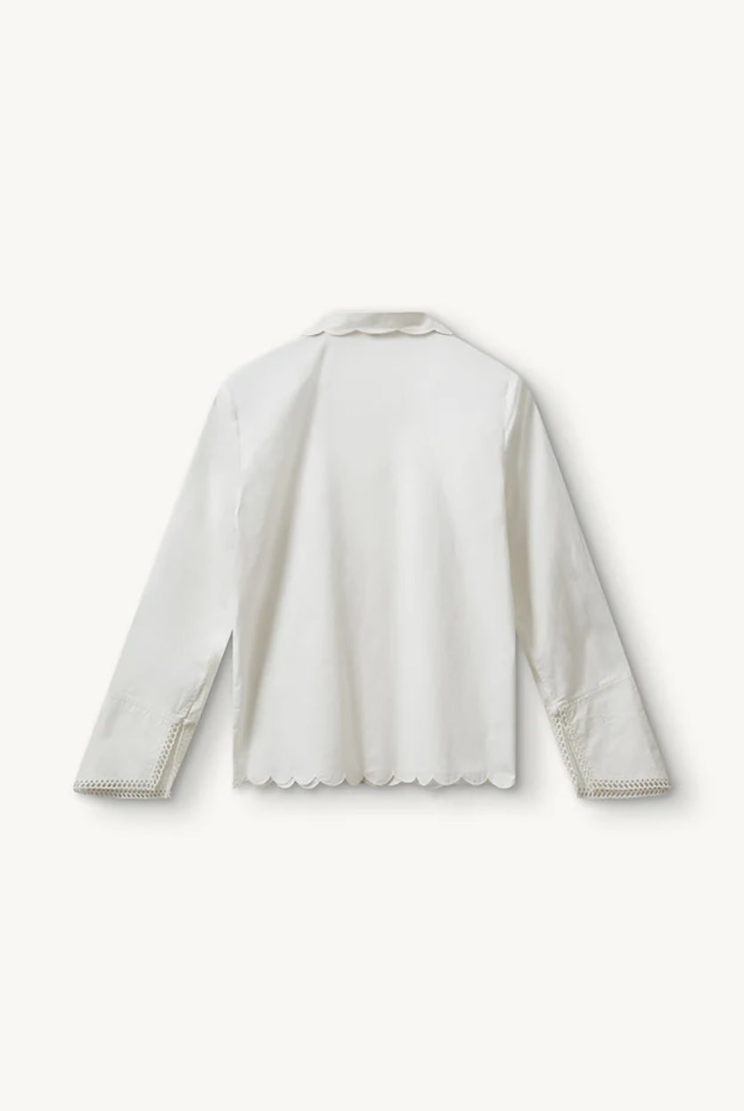 Romantyczna, klasyczna koszula Kirsten Collar White marki The Garment z zaokrąglonym kołnierzykiem z haftem angielskim i ażurowymi wycięciami. Posiada bardzo wysokie, eleganckie mankiety. Na piersiach i wzdłuż linii guzików znajdują się delikatne, kwiatowe hafty. Zapinana na drobne guziki. Brzeg koszuli oraz listwa guzikowa wykończone są falistym brzegiem. Wykonana z bawełny organicznej.
-Ozdobiona haftem angielskim
-Faliste brzegi
-Zamów koszulę w swoim standardowym rozmiarze
