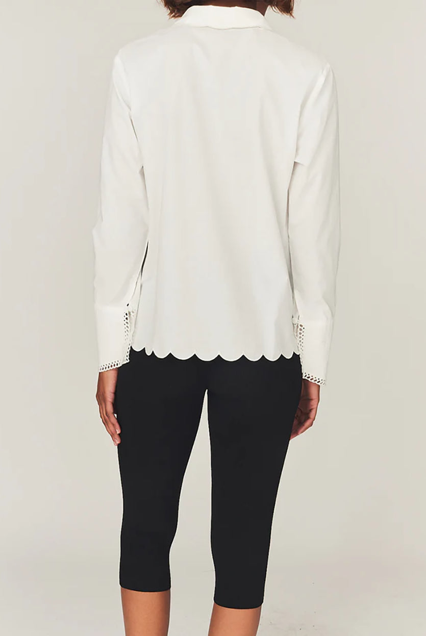 Romantyczna, klasyczna koszula Kirsten Collar White marki The Garment z zaokrąglonym kołnierzykiem z haftem angielskim i ażurowymi wycięciami. Posiada bardzo wysokie, eleganckie mankiety. Na piersiach i wzdłuż linii guzików znajdują się delikatne, kwiatowe hafty. Zapinana na drobne guziki. Brzeg koszuli oraz listwa guzikowa wykończone są falistym brzegiem. Wykonana z bawełny organicznej.
-Ozdobiona haftem angielskim
-Faliste brzegi
-Zamów koszulę w swoim standardowym rozmiarze