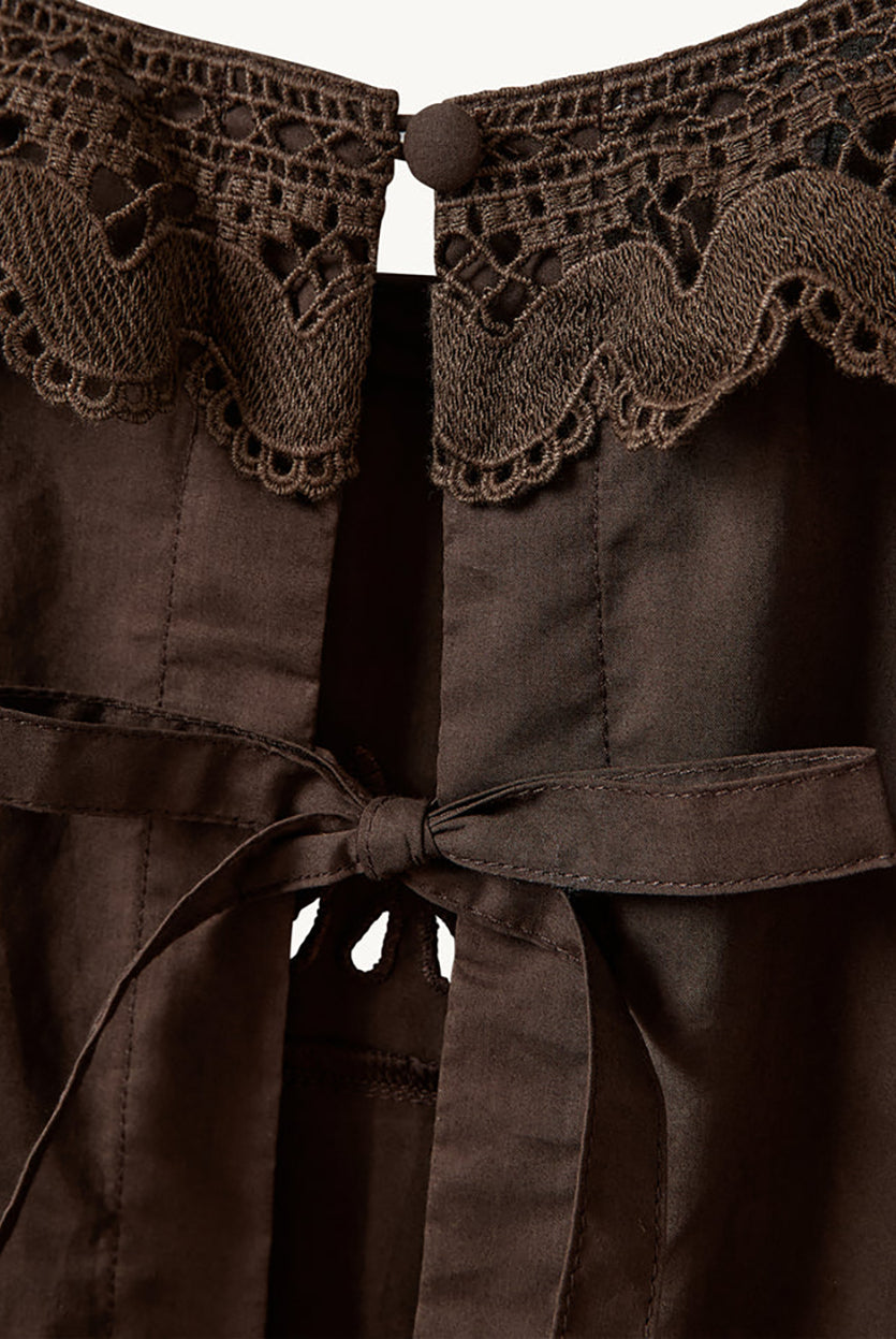 Swobodny, bawełniany top Kirsten Cloth Chocolate marki The Garment o lekko trapezowym kształcie. Ma okrągły dekolt wykończony szerokim, koronkowym kołnierzykiem. Podobne obszycia znajdują się wokół ramion, co tworzy efekt falbanki. Na piersi widoczny jest subtelny, ażurowy haft. Plecy są rozcięte i wiązane na trzy kokardki. Dół wykończony jest falistym brzegiem.
-Ażurowe hafty
-Tył wiązany na kokardki
-Bawełna organiczna
-Zamów top w swoim standardowym rozmiarze