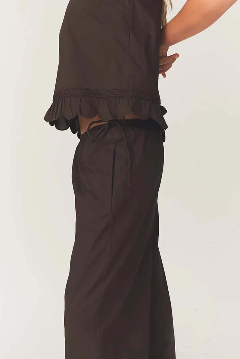 Swobodny, bawełniany top Kirsten Cloth Chocolate marki The Garment o lekko trapezowym kształcie. Ma okrągły dekolt wykończony szerokim, koronkowym kołnierzykiem. Podobne obszycia znajdują się wokół ramion, co tworzy efekt falbanki. Na piersi widoczny jest subtelny, ażurowy haft. Plecy są rozcięte i wiązane na trzy kokardki. Dół wykończony jest falistym brzegiem.
-Ażurowe hafty
-Tył wiązany na kokardki
-Bawełna organiczna
-Zamów top w swoim standardowym rozmiarze
