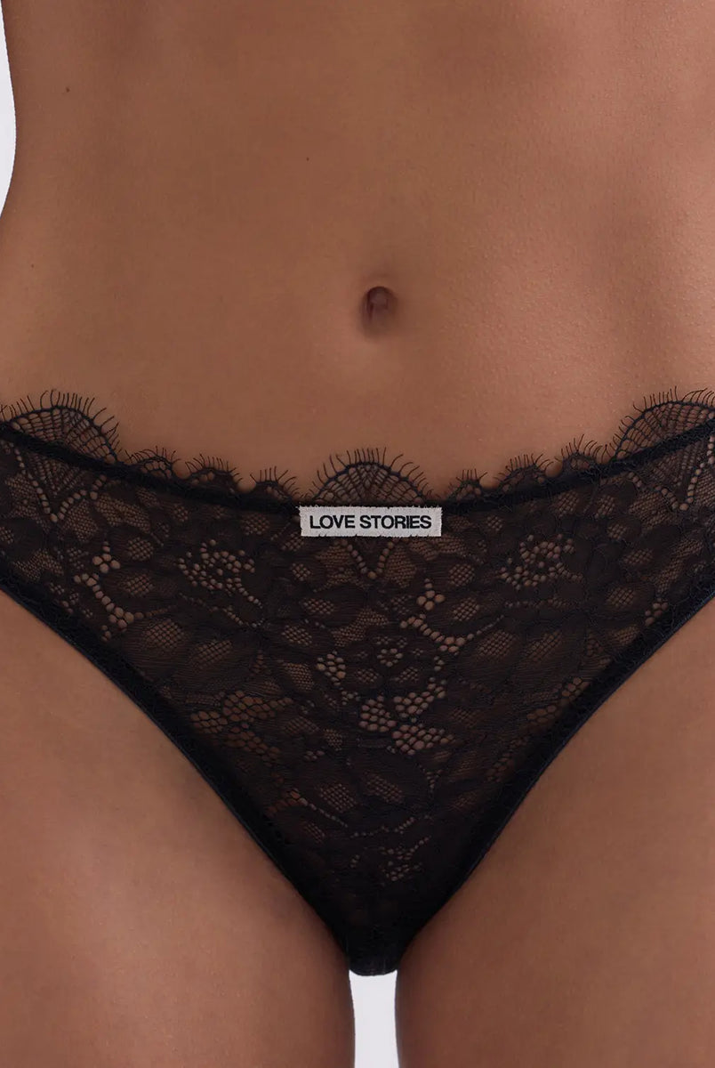 Wygodne figi Kylie Black Love Stories ze średnim stanem. Mają wysoki krój. Wykonane z delikatnej koronki, która jest lekka w dotyku. Z przodu posiadają niewielką naszywkę z logo marki.
Ze względów higienicznych majtki nie podlegają zwrotowi ani wymianie