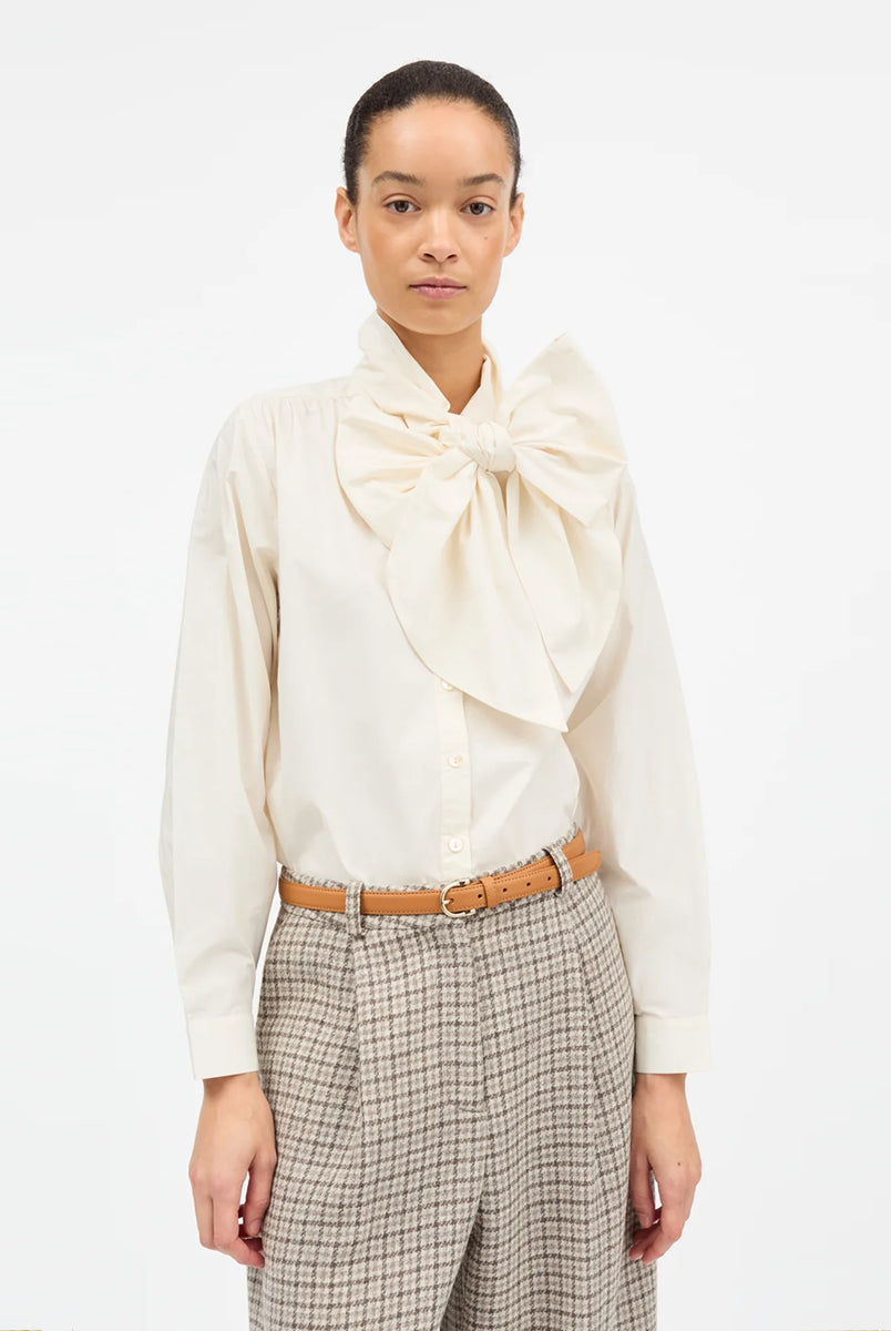 Kobieca, luźna koszula Lady Bow Ivory marki SKALL z długimi rękawami i kołnierzykiem szalikowym, który można zawiązać w kokardę lub nosić luźno. Posiada zapięcie na guziki z przodu i przy mankietach. Wykonana w 100% z bawełny organicznej.
-Luźny krój zapewniający swobodny wygląd
-Wybierz swój standardowy rozmiar, jeśli wolisz oversize lub mniejszy, aby uzyskać look o nieco mniejszej objętości.
