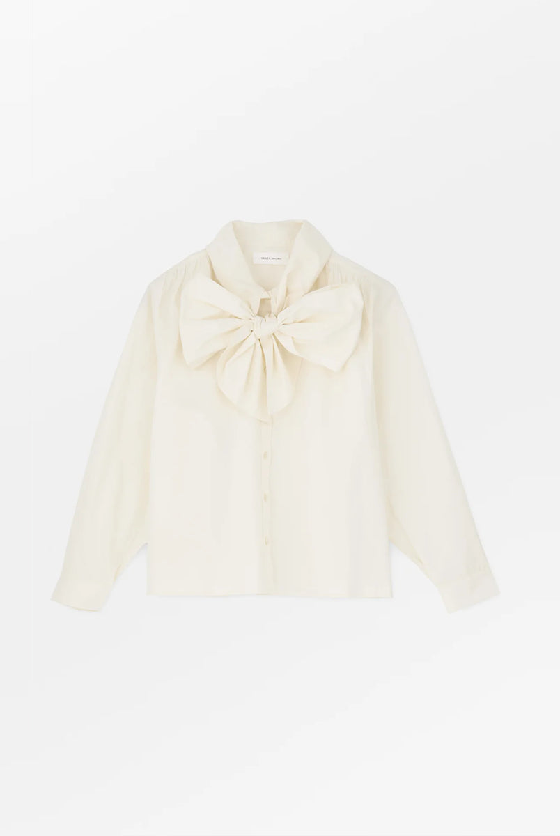 Kobieca, luźna koszula Lady Bow Ivory marki SKALL z długimi rękawami i kołnierzykiem szalikowym, który można zawiązać w kokardę lub nosić luźno. Posiada zapięcie na guziki z przodu i przy mankietach. Wykonana w 100% z bawełny organicznej.
-Luźny krój zapewniający swobodny wygląd
-Wybierz swój standardowy rozmiar, jeśli wolisz oversize lub mniejszy, aby uzyskać look o nieco mniejszej objętości.