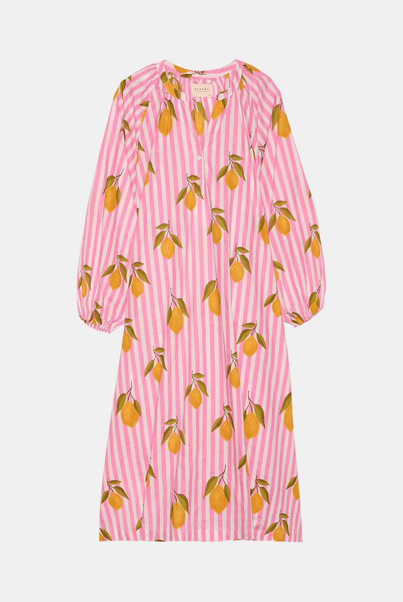 Luźna, szeroka sukienka Lara Pink Lemons SISSEL EDELBO z długimi, bufiastymi rękawami i dekoltem w serek z rozcięciem zapinanym na plisę i guziki z masy perłowej. Posiada również rozcięcia w bocznych szwach i marszczenia pod dekoltem. Ozdobiona jest pięknym, ręcznie wykonanym sitodrukiem. Wykonana w 100% z bawełny organicznej.
-Luźny krój oversize
-Ręcznie wykonany sitodruk
-100% bawełna organiczna