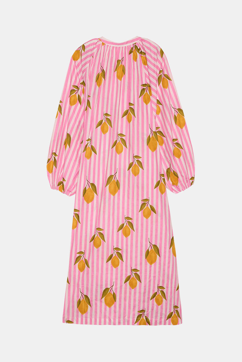 Luźna, szeroka sukienka Lara Pink Lemons SISSEL EDELBO z długimi, bufiastymi rękawami i dekoltem w serek z rozcięciem zapinanym na plisę i guziki z masy perłowej. Posiada również rozcięcia w bocznych szwach i marszczenia pod dekoltem. Ozdobiona jest pięknym, ręcznie wykonanym sitodrukiem. Wykonana w 100% z bawełny organicznej.
-Luźny krój oversize
-Ręcznie wykonany sitodruk
-100% bawełna organiczna