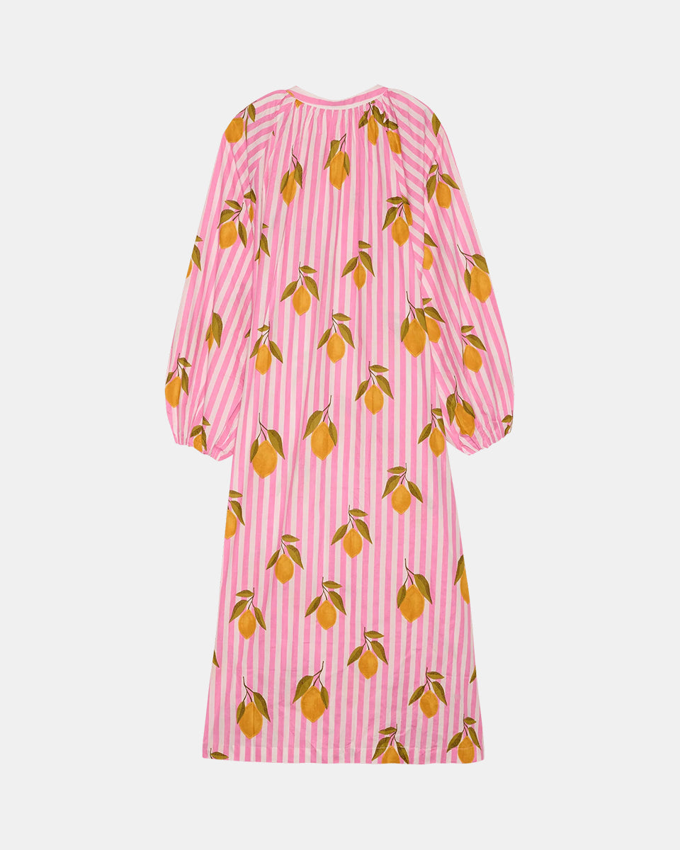 Luźna, szeroka sukienka Lara Pink Lemons SISSEL EDELBO z długimi, bufiastymi rękawami i dekoltem w serek z rozcięciem zapinanym na plisę i guziki z masy perłowej. Posiada również rozcięcia w bocznych szwach i marszczenia pod dekoltem. Ozdobiona jest pięknym, ręcznie wykonanym sitodrukiem. Wykonana w 100% z bawełny organicznej.
-Luźny krój oversize
-Ręcznie wykonany sitodruk
-100% bawełna organiczna