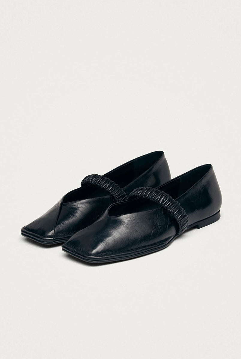 Czarne, skórzane baleriny Lautan Black Leather marki ALOHAS z charakterystycznymi, kwadratowymi noskami i widocznymi szwami z przodu. Mają marszczony pasek na cholewce, który dodaje elegancji i zapewnia dodatkową wygodę. Wykonane z wysokiej jakości skóry.
-100% skóra pochodząca ze zrównoważonych i odpowiedzialnych źródeł
-Zaprojektowane w Barcelonie 