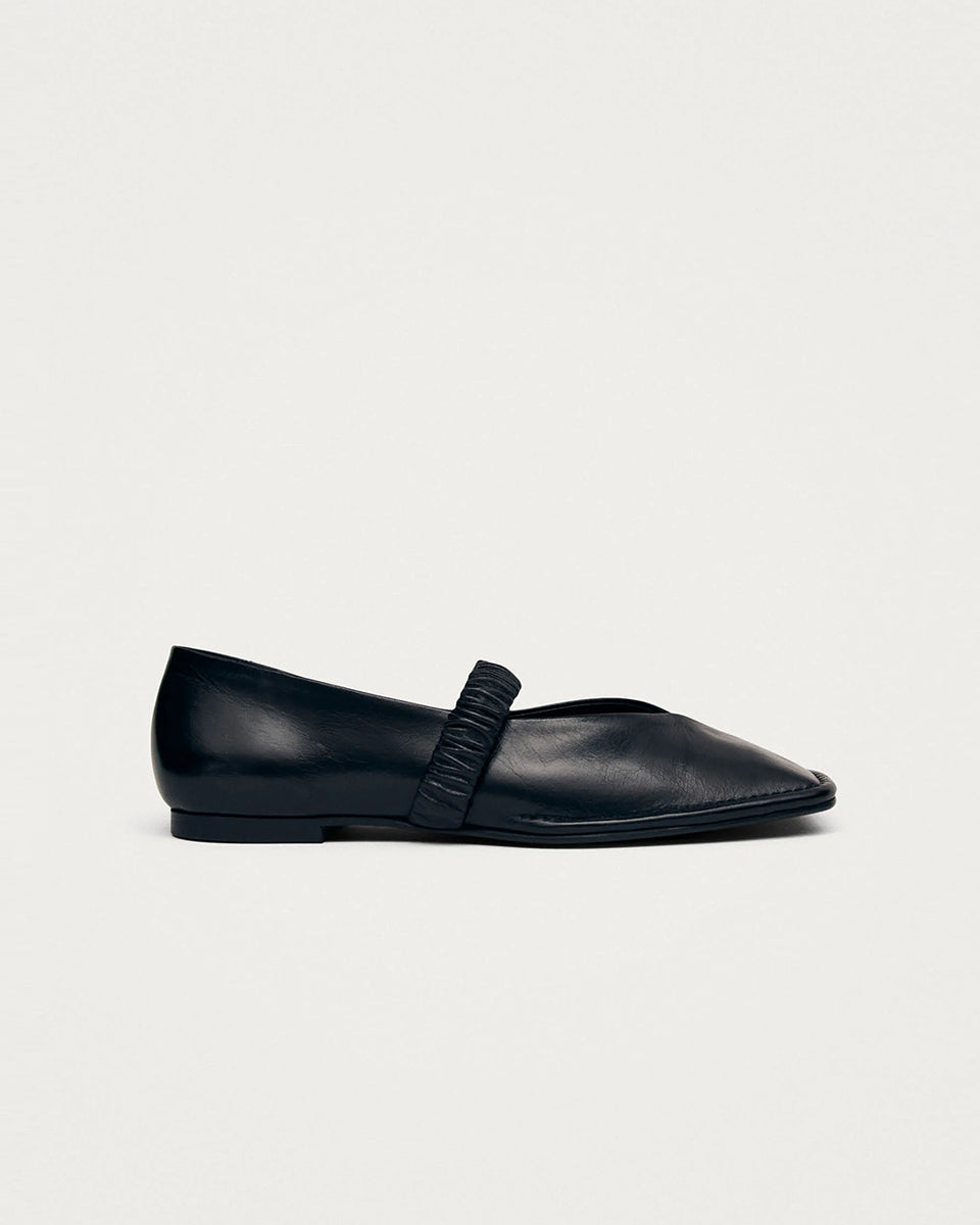Czarne, skórzane baleriny Lautan Black Leather marki ALOHAS z charakterystycznymi, kwadratowymi noskami i widocznymi szwami z przodu. Mają marszczony pasek na cholewce, który dodaje elegancji i zapewnia dodatkową wygodę. Wykonane z wysokiej jakości skóry.
-100% skóra pochodząca ze zrównoważonych i odpowiedzialnych źródeł
-Zaprojektowane w Barcelonie 