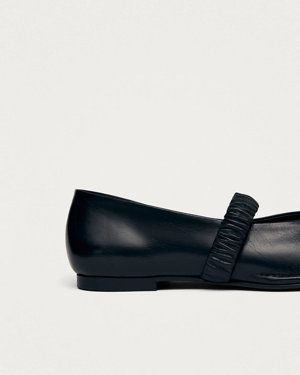 Czarne, skórzane baleriny Lautan Black Leather marki ALOHAS z charakterystycznymi, kwadratowymi noskami i widocznymi szwami z przodu. Mają marszczony pasek na cholewce, który dodaje elegancji i zapewnia dodatkową wygodę. Wykonane z wysokiej jakości skóry.
-100% skóra pochodząca ze zrównoważonych i odpowiedzialnych źródeł
-Zaprojektowane w Barcelonie 