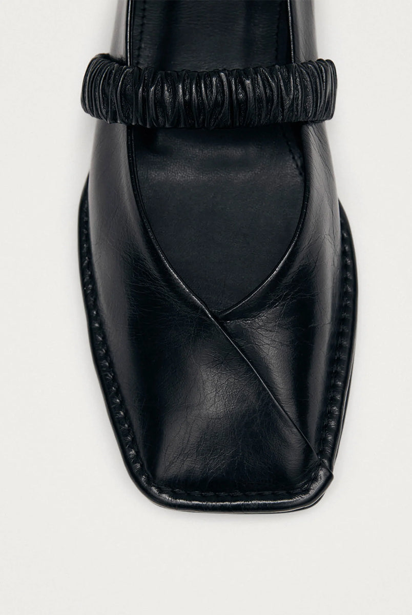 Czarne, skórzane baleriny Lautan Black Leather marki ALOHAS z charakterystycznymi, kwadratowymi noskami i widocznymi szwami z przodu. Mają marszczony pasek na cholewce, który dodaje elegancji i zapewnia dodatkową wygodę. Wykonane z wysokiej jakości skóry.
-100% skóra pochodząca ze zrównoważonych i odpowiedzialnych źródeł
-Zaprojektowane w Barcelonie 