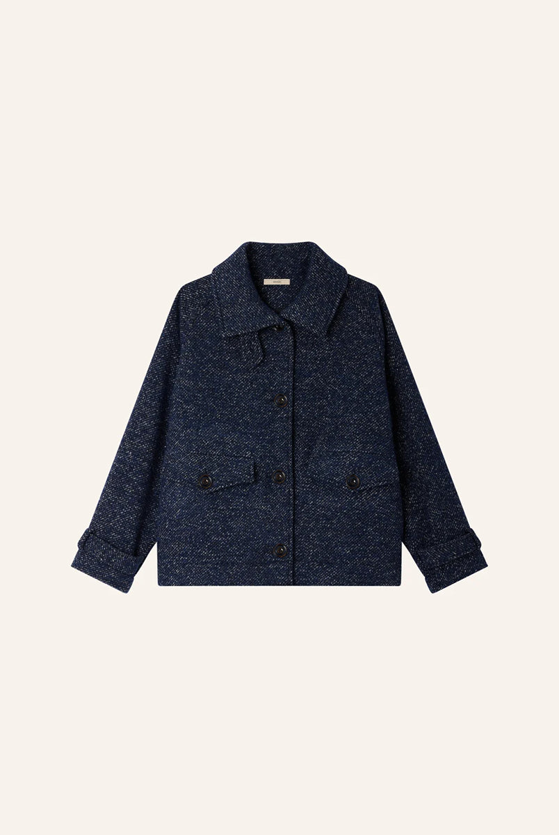 Luźny płaszcz wełniany typu bluza Lee Valley Denimwool marki Sessun wykonany z miękkiej, trójkolorowej tkaniny o splocie koszykowym, z efektem melanżowym. Posiada wysoki kołnierz, kieszenie oraz długie, raglanowe rękawy. Zapinany jest na duże guziki.