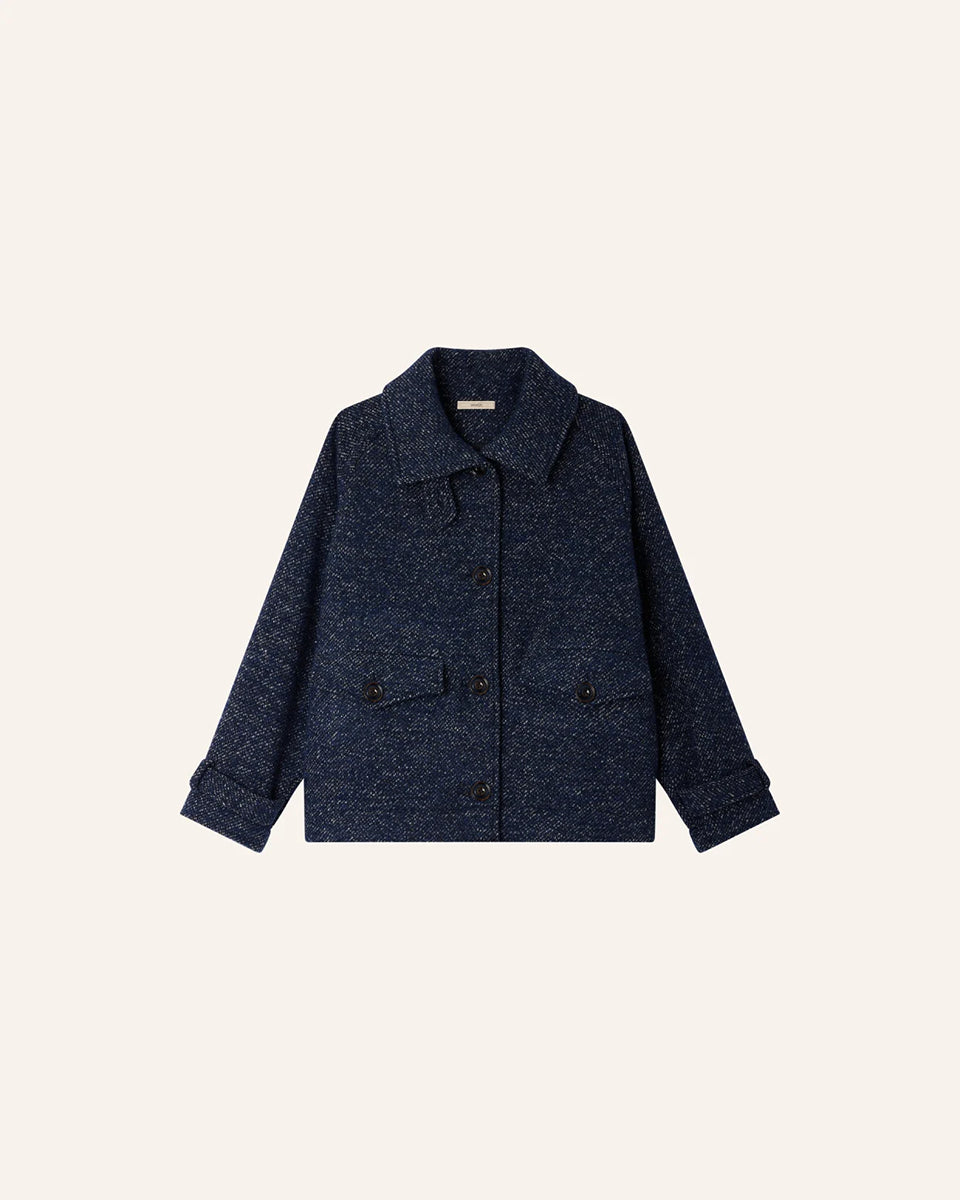 Luźny płaszcz wełniany typu bluza Lee Valley Denimwool marki Sessun wykonany z miękkiej, trójkolorowej tkaniny o splocie koszykowym, z efektem melanżowym. Posiada wysoki kołnierz, kieszenie oraz długie, raglanowe rękawy. Zapinany jest na duże guziki.