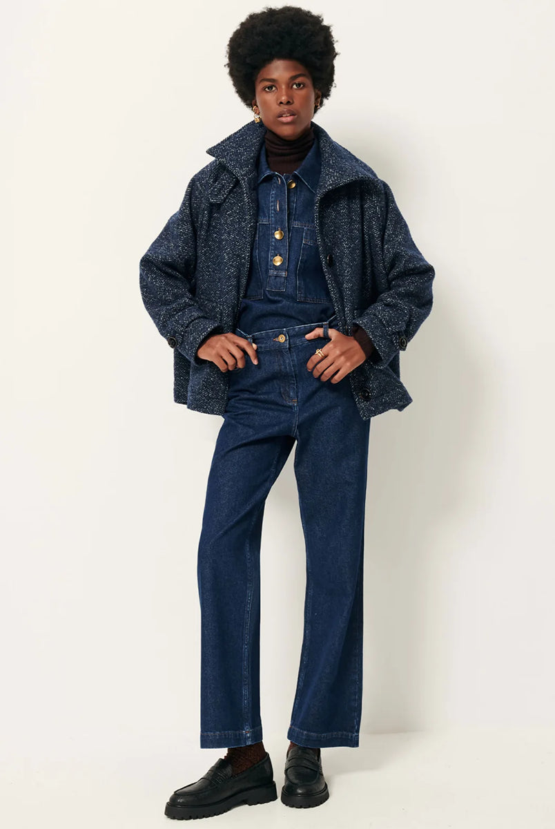 Luźny płaszcz wełniany typu bluza Lee Valley Denimwool marki Sessun wykonany z miękkiej, trójkolorowej tkaniny o splocie koszykowym, z efektem melanżowym. Posiada wysoki kołnierz, kieszenie oraz długie, raglanowe rękawy. Zapinany jest na duże guziki.