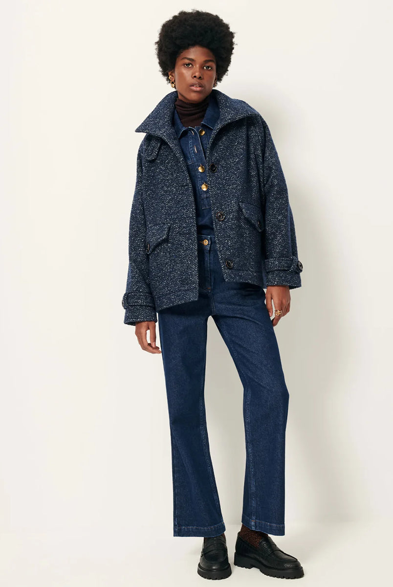 Luźny płaszcz wełniany typu bluza Lee Valley Denimwool marki Sessun wykonany z miękkiej, trójkolorowej tkaniny o splocie koszykowym, z efektem melanżowym. Posiada wysoki kołnierz, kieszenie oraz długie, raglanowe rękawy. Zapinany jest na duże guziki.