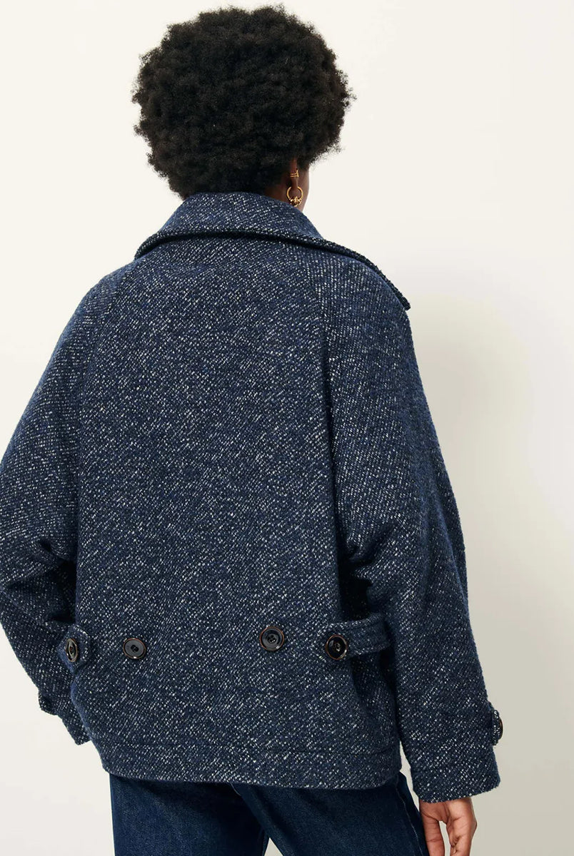 Luźny płaszcz wełniany typu bluza Lee Valley Denimwool marki Sessun wykonany z miękkiej, trójkolorowej tkaniny o splocie koszykowym, z efektem melanżowym. Posiada wysoki kołnierz, kieszenie oraz długie, raglanowe rękawy. Zapinany jest na duże guziki.