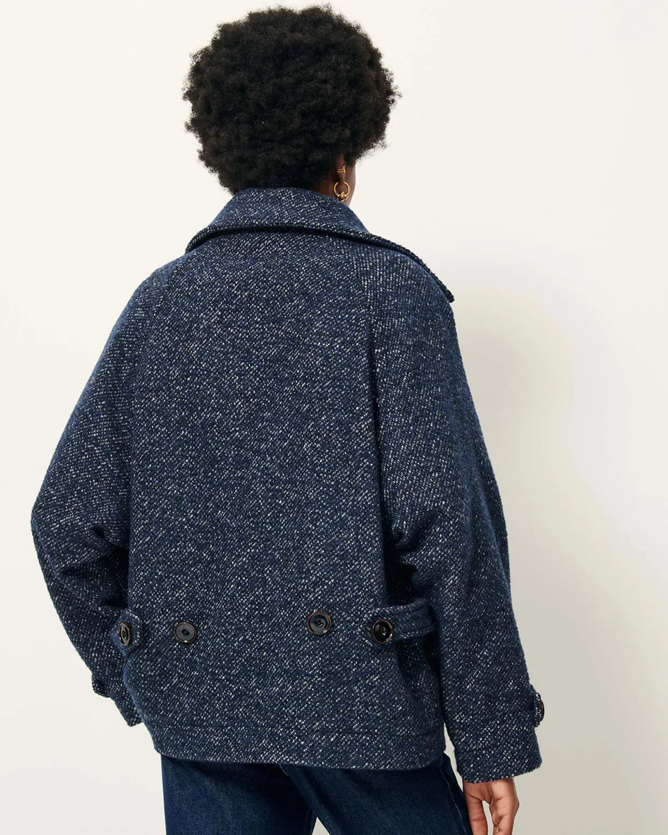 Luźny płaszcz wełniany typu bluza Lee Valley Denimwool marki Sessun wykonany z miękkiej, trójkolorowej tkaniny o splocie koszykowym, z efektem melanżowym. Posiada wysoki kołnierz, kieszenie oraz długie, raglanowe rękawy. Zapinany jest na duże guziki.