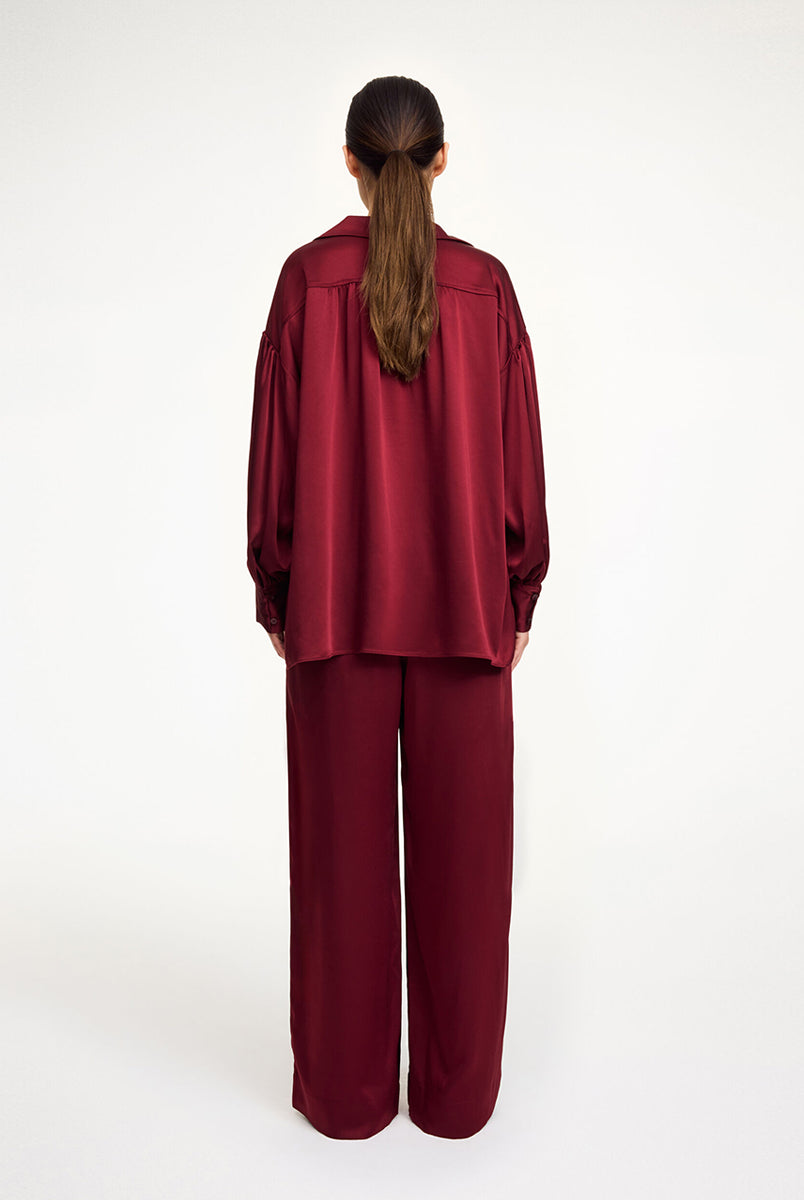 Efektowna, romantyczna bluzka Leonora Satin Cabernet By Malene Birger z kołnierzykiem, dekoltem w kształcie litery V i długimi, lekko bufiastymi rękawami z marszczeniami przy ramionach. Dodatkowo rękawy zakończone są mankietami zapinanymi na guziki. Wykonana z gładkiej, lekko połyskującej tkaniny o satynowym wykończeniu. Bluzka sprawdzi się zarówno w eleganckich, jak i bardziej codziennych stylizacjach.
-Zawyżona rozmiarówka. Zalecamy wybór mniejszego rozmiaru.