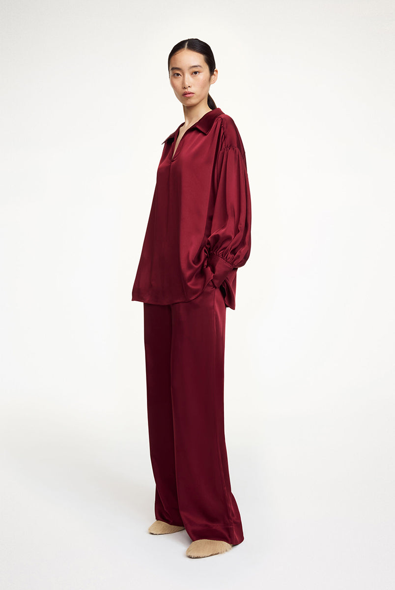 Efektowna, romantyczna bluzka Leonora Satin Cabernet By Malene Birger z kołnierzykiem, dekoltem w kształcie litery V i długimi, lekko bufiastymi rękawami z marszczeniami przy ramionach. Dodatkowo rękawy zakończone są mankietami zapinanymi na guziki. Wykonana z gładkiej, lekko połyskującej tkaniny o satynowym wykończeniu. Bluzka sprawdzi się zarówno w eleganckich, jak i bardziej codziennych stylizacjach.
-Zawyżona rozmiarówka. Zalecamy wybór mniejszego rozmiaru.